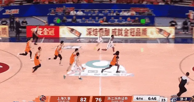 AG体育官方入口-张镇麟身后追防大帽布朗,古德温挑篮打成2+1再领先9分